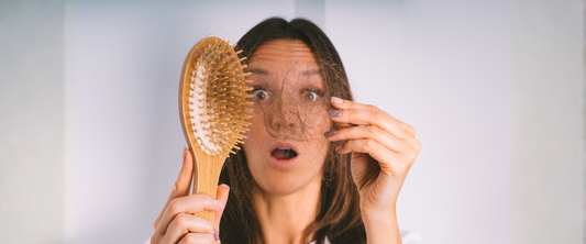 Caída del cabello en invierno: causas reales y cómo prevenirla de forma natural